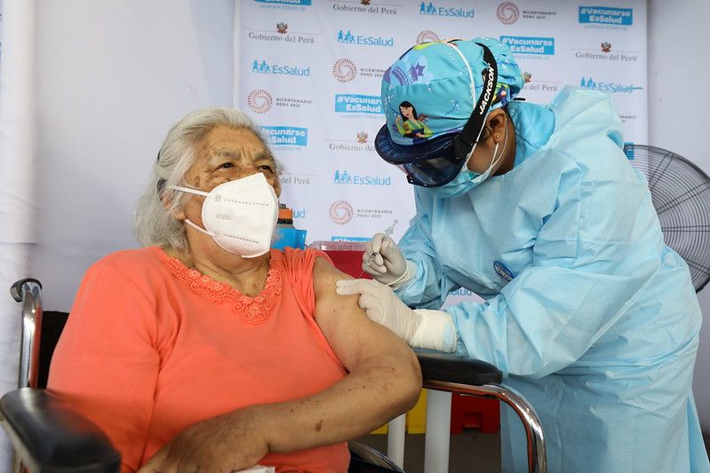 Ministro de Salud indica que ningún adulto mayor se quedará sin ser vacunado