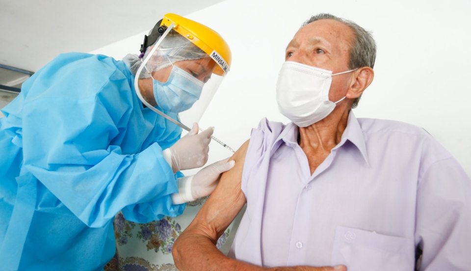 COVID-19: Hoy arranca aplicación de cuarta dosis para mayores de 70 años