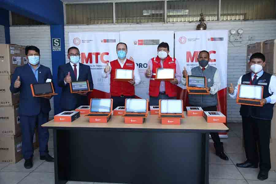 Huancavelica: MTC entrega 3.150 tablets para estudiantes de la región