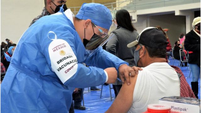 Sujetos disfrazados de ancianos se vacunan contra el COVID-19 en México
