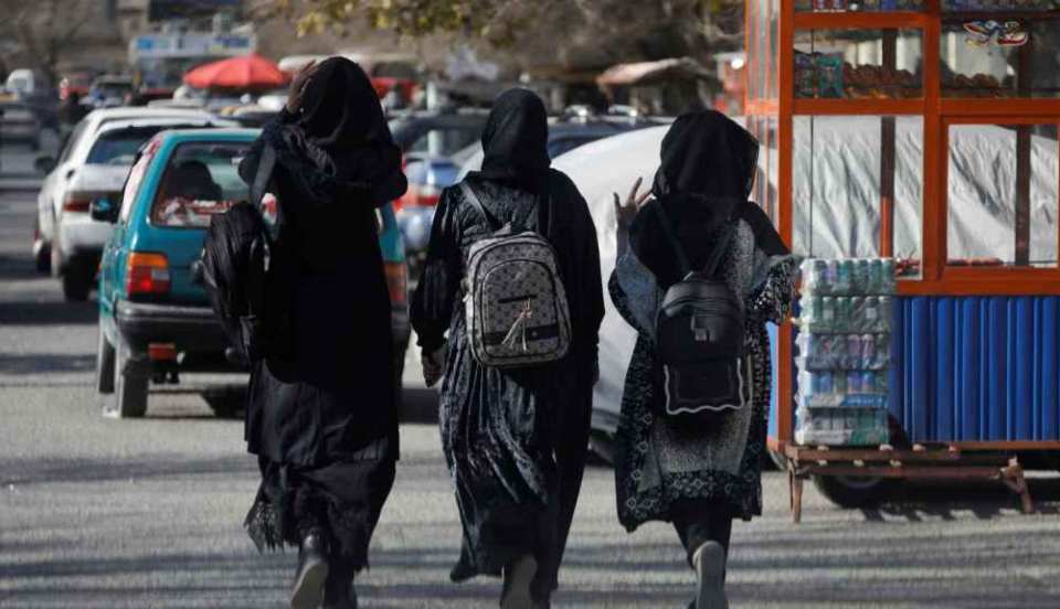 Talibanes prohíben a las mujeres trabajar en las ONG