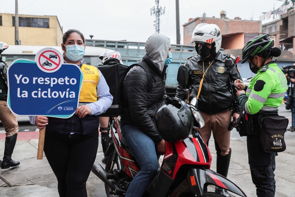 No aprenden: Motociclistas fueron multados por invadir ciclovía en Av.  Universitaria - Revista Mototec
