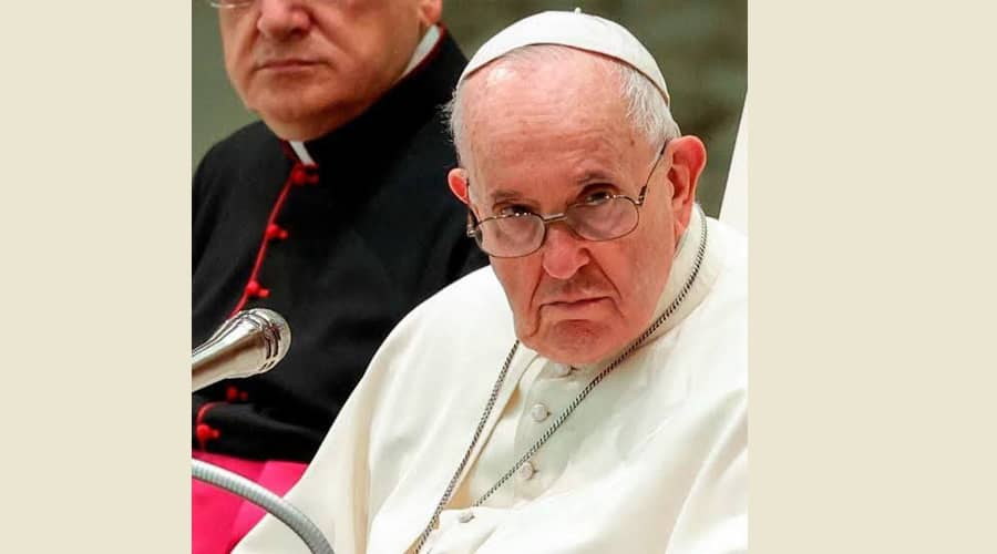 Papa Francisco pretende desalojar de su residencia en el Vaticano al crítico Reymundo Burke