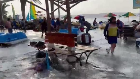 ¡Alerta! Mar se salió en Paracas y afectó muelle y locales de la zona