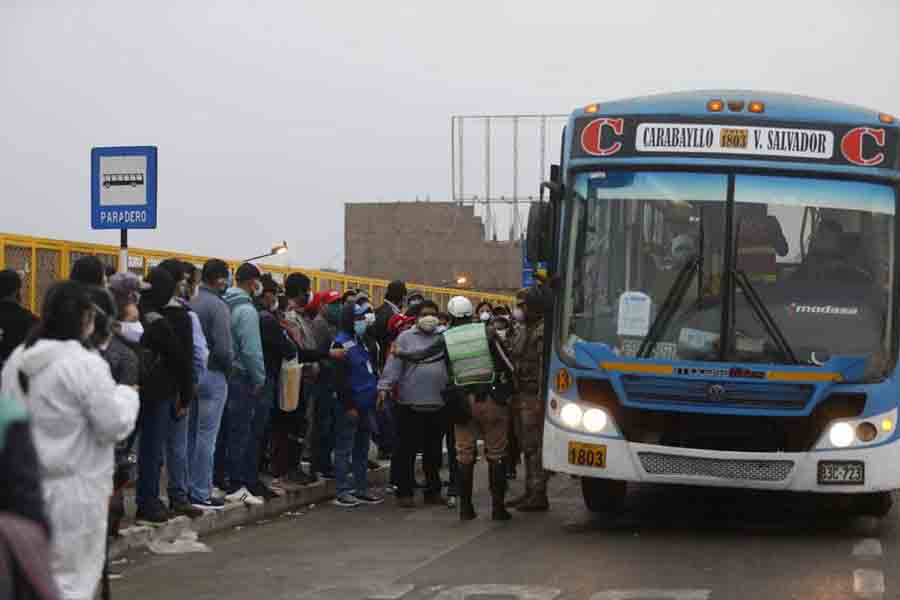 COVID-19: Colegio Médico del Perú pide a Gobierno fiscalizar los aforos en negocios y transporte público