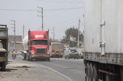 Transportistas desbloquean de forma temporal la Panamericana Sur 
