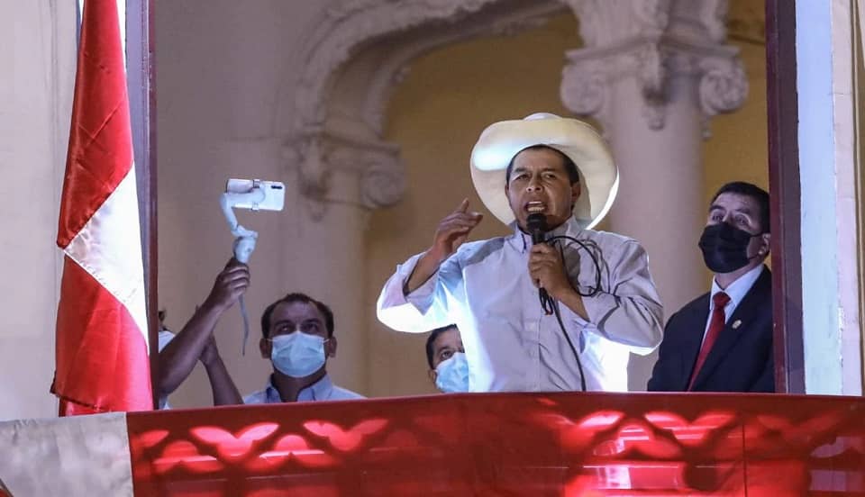 Pedro Castillo en balconazo insta a las autoridades a no prolongar más los resultados