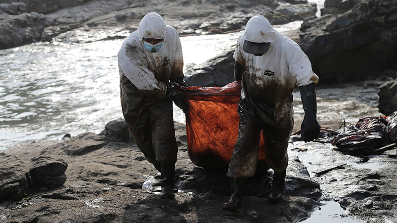Se han recuperado dos mil barriles de crudo de los más de 10 mil vertidos en el mar