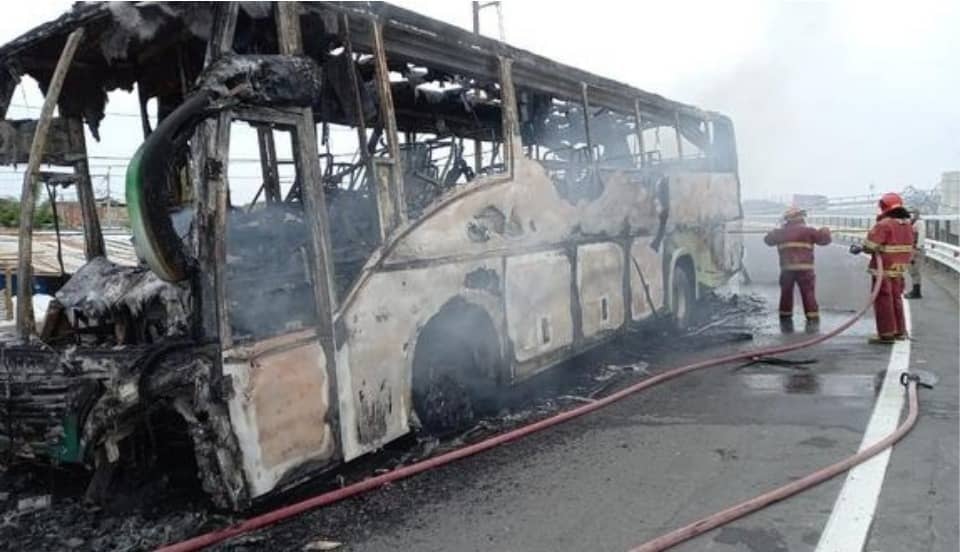 Piura: Protestantes queman ómnibus en paro