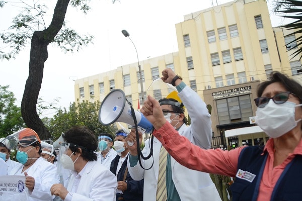 Médicos realizan plantón en el exterior del Ministerio de Salud 