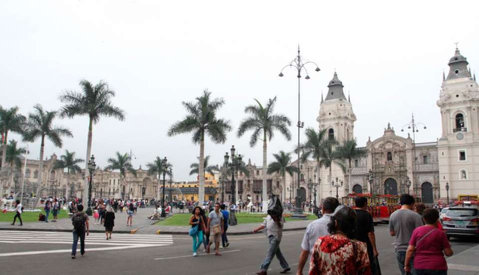 Retiran rejas que rodeaban la Plaza de Armas de Lima 