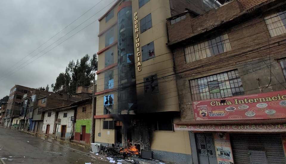 Incendian sedes del Ministerio Público en Huancavelica y Arequipa
