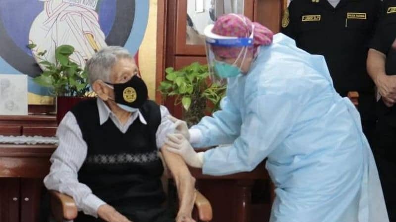 COVID-19: Policía en retiro de 105 años es inmunizado en el Callao