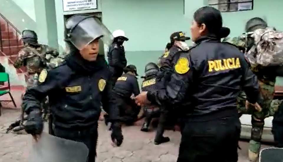 Andahuaylas: Manifestantes lanzan explosivo en comisaría y dejan varios policías heridos