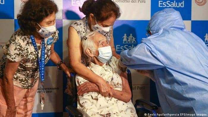 COVID-19: Anciana de 104 años es la primera adulta mayor en completar su vacunación