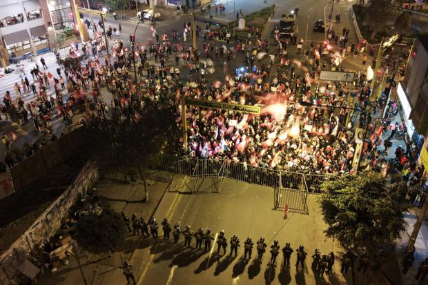 Pedro Castillo: Cientos de personas protestan cerca de la vivienda en la que se aloja