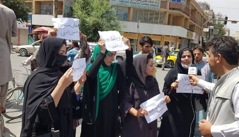 Afganistán: Mujeres salen a las calles a protestar por sus derechos 