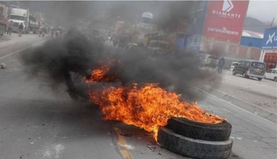 Arequipa: Transportistas bloquean las vías en el primer día de protestas 