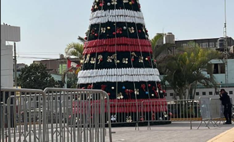 Puente Piedra: Encendido de árbol navideño con 1300 botellas recicladas