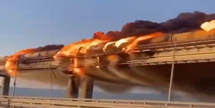 Incendio derriba parte del puente que une Crimea con Rusia
