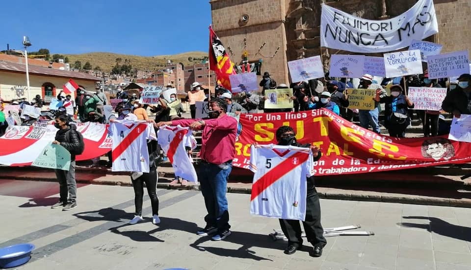 Puno: lavan camisetas peruanas durante movilización contra Keiko Fujimori