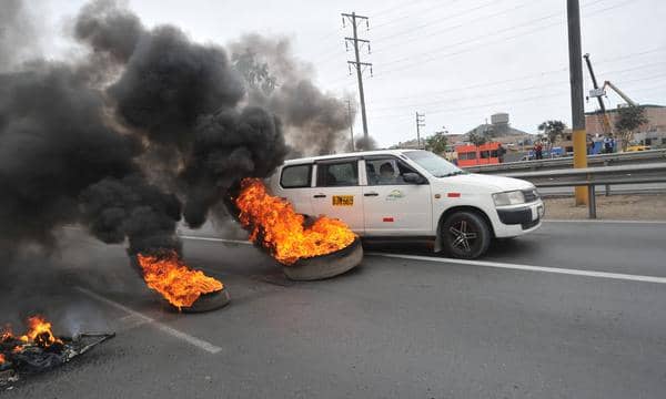 Paro nacional de transportistas: Manifestantes revientan llantas de vehículos en Santa Clara