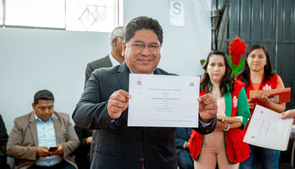 [FOTOS] Rennán Espinoza recibió credenciales como alcalde de Puente Piedra