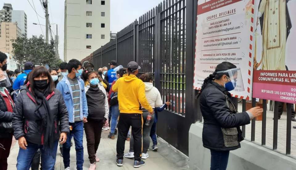 [FOTOS Y VIDEO] Santa Rosa de Lima: Registran largas colas en las exteriores del Santuario para dejar sus cartas
