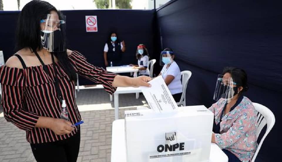 Segunda vuelta: ONPE exigirá doble mascarilla y protector facial en los comicios del 6 de junio