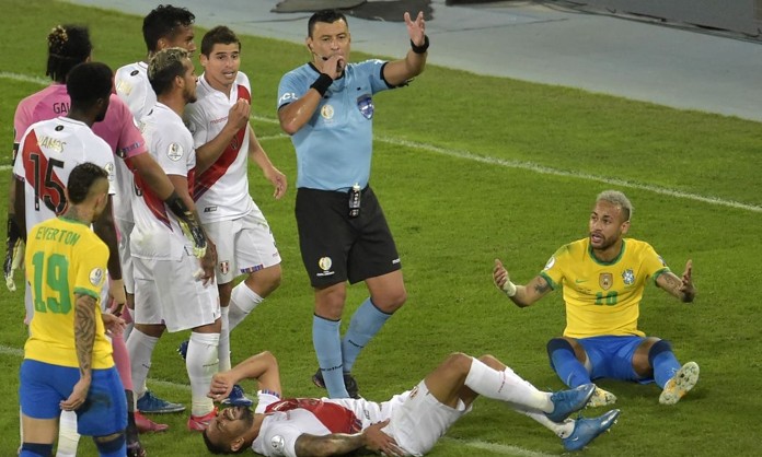 seleccion-copa-america-peru-y-brasil-critican-arrogancia-arbitro-chileno-tobar-n419016-696x418-979337