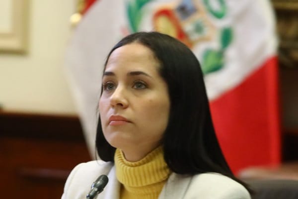Sigrid Bazán es criticada en redes sociales tras respaldar a Kelly Portalatino
