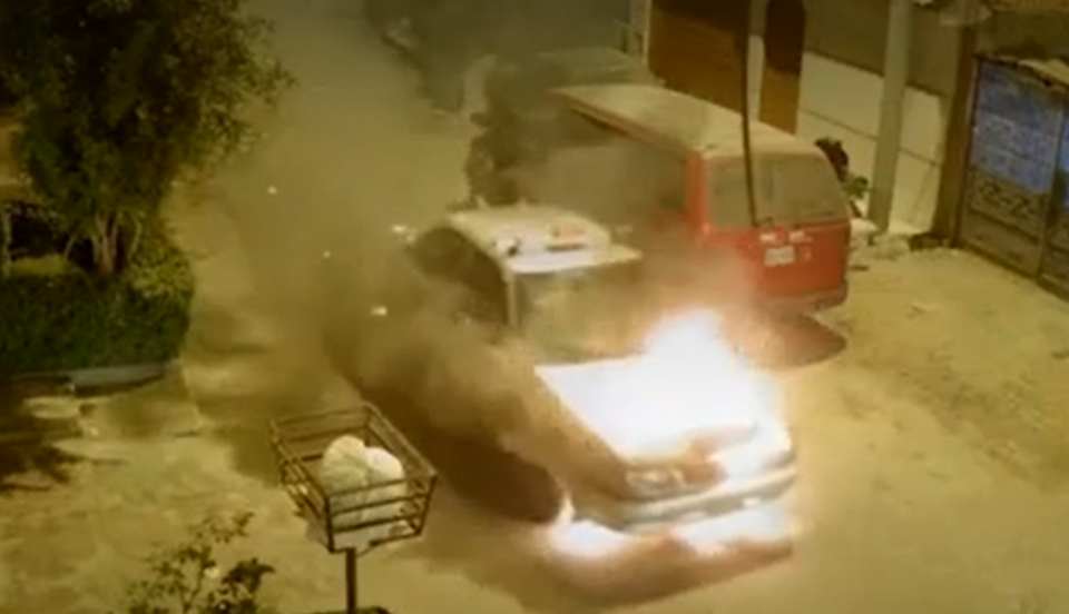 SMP: Taxista empuja su auto que ardía en llamas y pone en riesgo la vida de sus vecinos