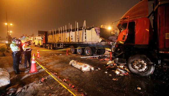 Surco: Un muerto y un herido dejó choque entre camión y tráiler en la Panamericana Sur