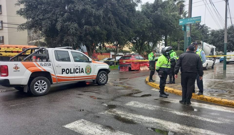 Surco: ciclista muere al ser atropellada por dos autos