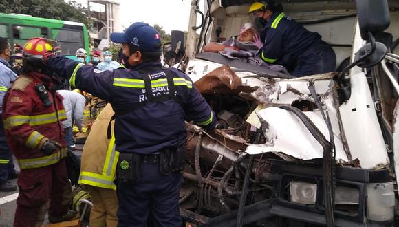 Surco: Hermanos fueron rescatados tras quedar atrapados en camión debido a un accidente de tránsito 