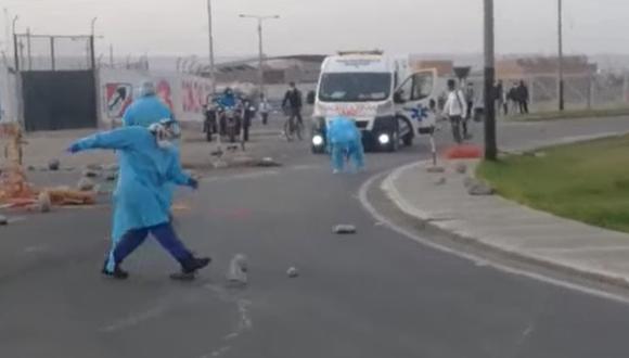 Tacna: Personal médica libera carretera bloqueada por transportistas para que ambulancia pase
