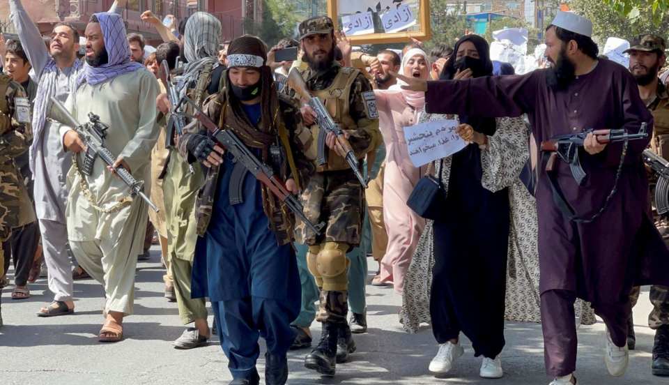 Talibanes dispersan una protesta de mujeres en Kabul con disparos al aire