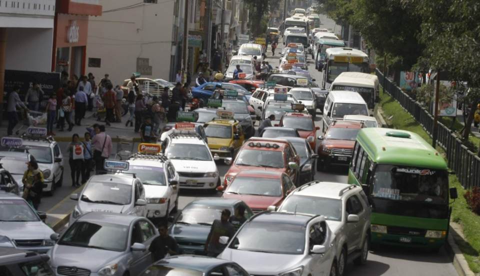 Conductores gastan S/37 diarios más debido al tráfico de Lima