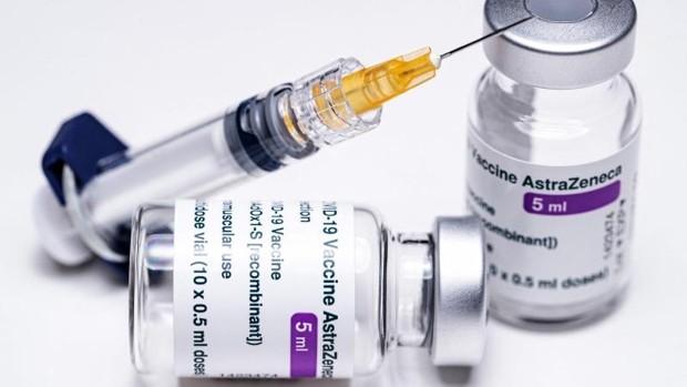 Reino Unido: Reportan 30 casos de trombosis tras vacuna de AstraZeneca contra el COVID-19