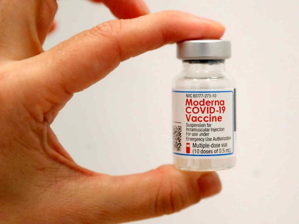 un-trabajador-de-la-salud-sostiene-un-frasco-de-la-vacuna-moderna-coronavirus-gsc1111