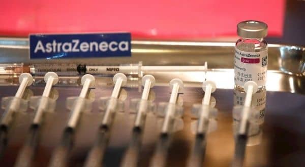 COVID-19: Unión Europea restringe uso de vacunas de AstraZeneca