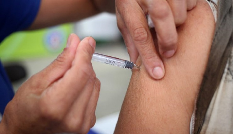 Vacuna contra el COVID-19 e influenza: ¿Cuánto debe pasar para aplicar ambos inmunizantes?