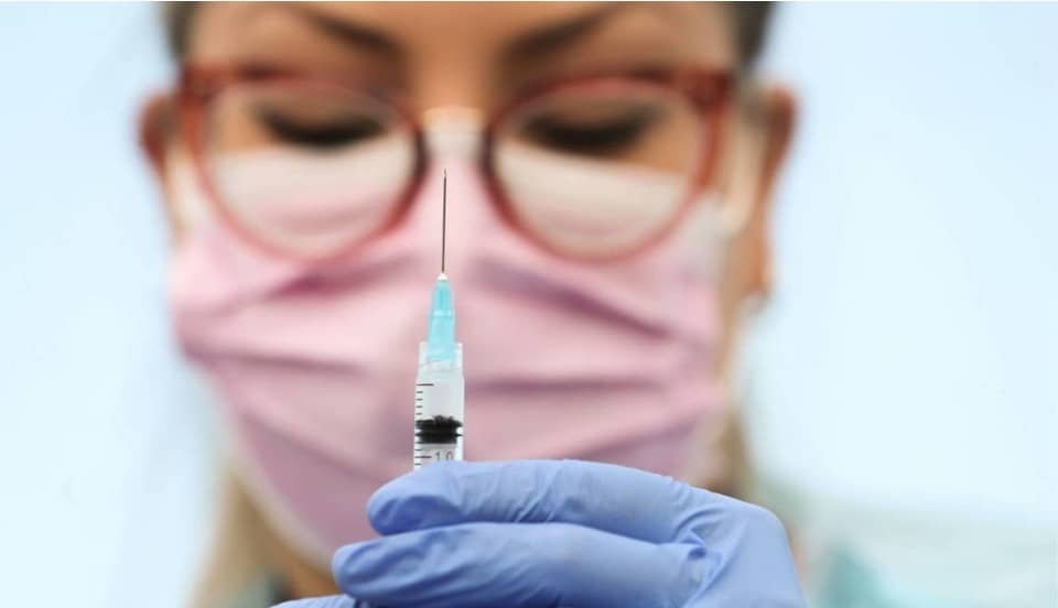 COVID-19: Reino Unido planea una tercera dosis de la vacuna como refuerzo para nuevas variantes 