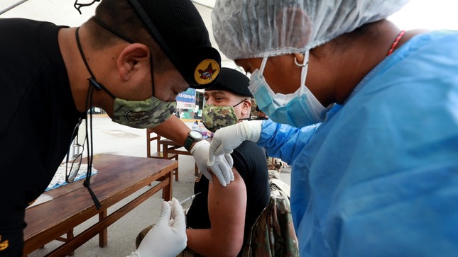 COVID-19: Casi 60 mil miembros de las FF.AA. han recibido primera dosis de la vacuna