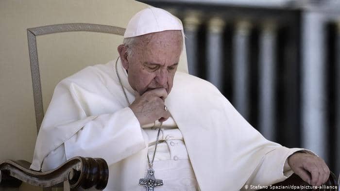 Vaticano explica que la Iglesia Católica no puede bendecir uniones entre homosexuales