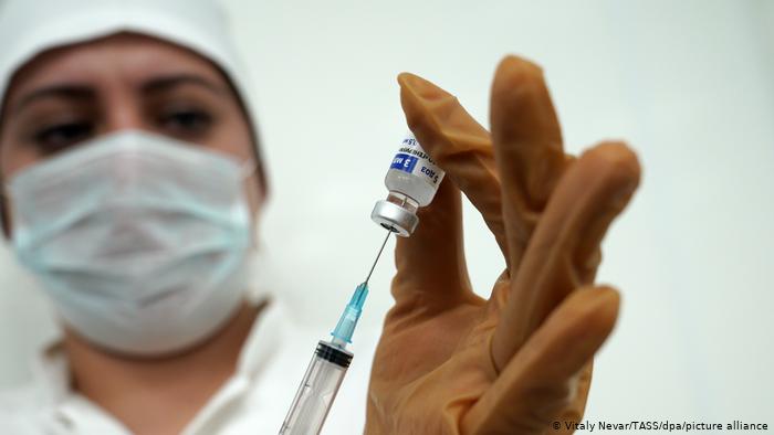 COVID-19: Ministro de Salud plantea usar las cadenas de farmacias para acelerar vacunación