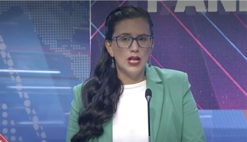 "Presentando su plan para salvar Ecomoda": Verónika Mendoza es comparada con "Betty la fea" por su look en Debate Presidencial