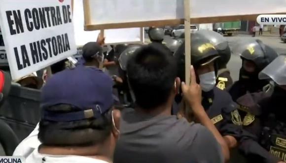 Ciudadanos protestas en contra de la instalación de casetas de peaje en la Av. Separadora Industrial 