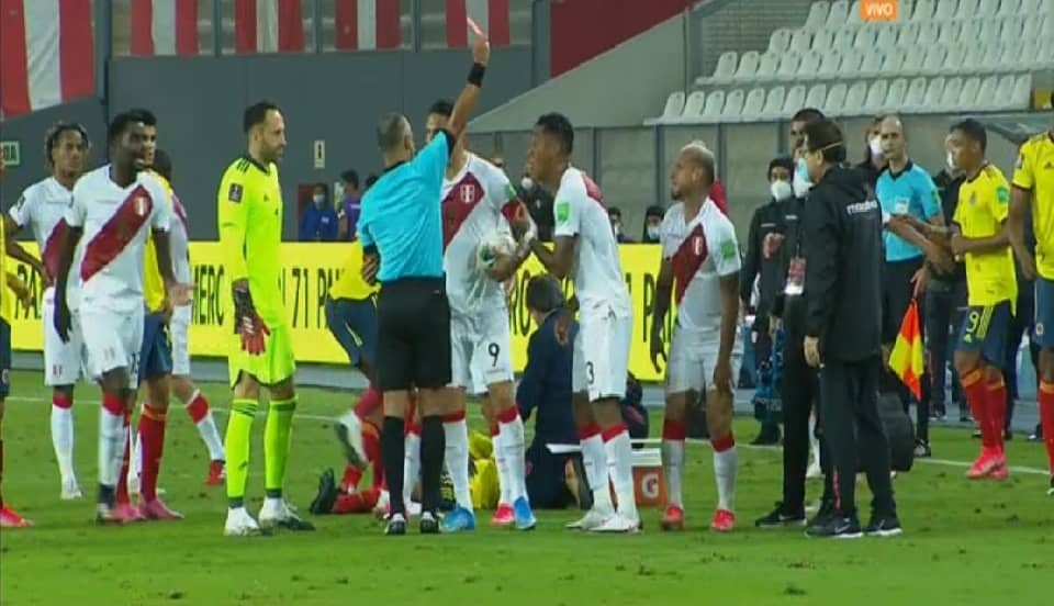 (VIDEO) ¿Era para tarjeta? Miguel Trauco recibió la segunda amarilla en el duelo contra Colombia