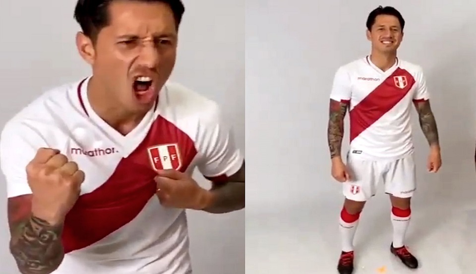 Gianluca Lapadula ya luce la nueva camiseta de la Selección Peruana para la Copa América 2021